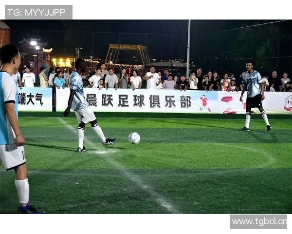 当足球球迷遇见球星激情碰撞绿茵场留下难忘瞬间